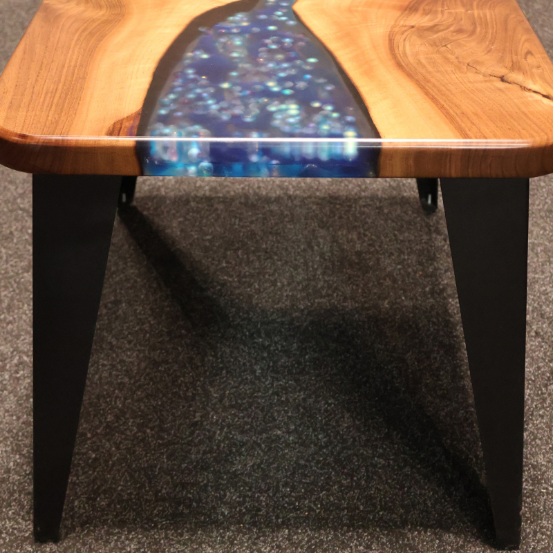 Couchtisch Walnuss mit blaue Glasperlen - handgefertigt in Graz I Holz & Harz