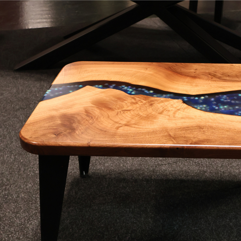 Couchtisch Walnuss mit blaue Glasperlen - handgefertigt in Graz I Holz & Harz