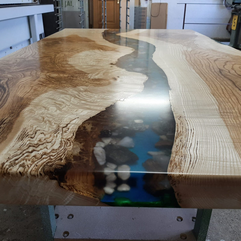 Epoxidharztisch Esche River Table- handgefertigt in Graz I Holz & Harz 1