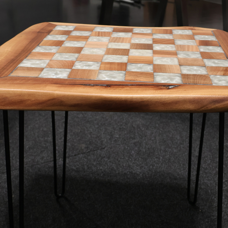 Epoxidharztisch Couchtisch Schachbrettdesign River Table - handgefertigt in Graz I Holz & Harz 1