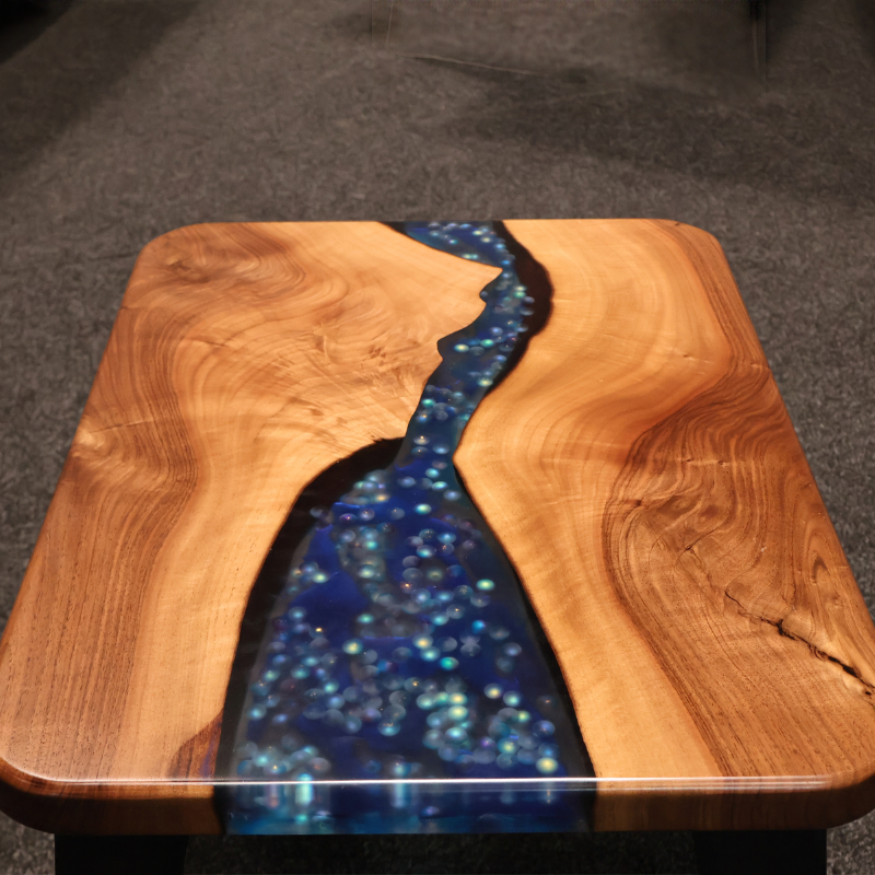 Couchtisch Walnuss mit blaue Glasperlen - handgefertigt in Graz I Holz &  Harz