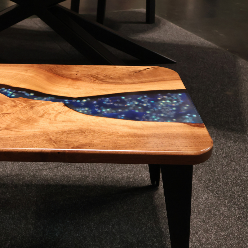 Couchtisch Walnuss mit blaue Glasperlen - handgefertigt in Graz I Holz &  Harz