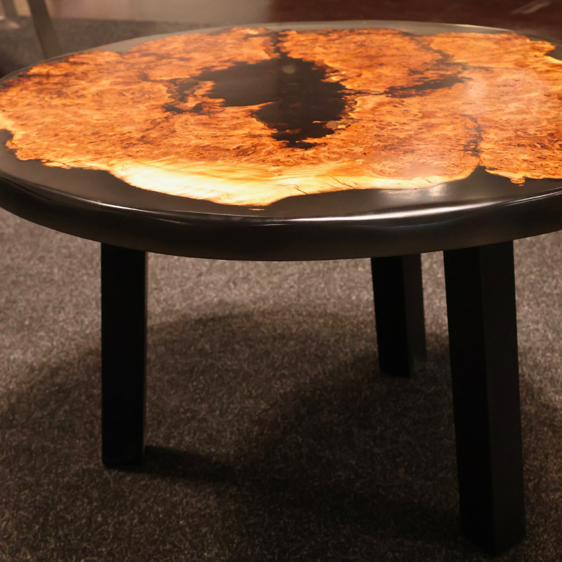 Couchtisch  Maserpappel mit Epoxidharz transparent grey - handgefertigt in Graz I Holz &  Harz